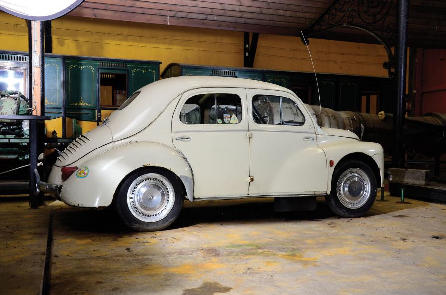  Renault 4CV Sedan 1954 года  (фото 8 из 11)